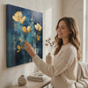 Eleganza senza tempo su tela Paesaggio dorato nei toni del blu. Decor moderno da parete, quadro su tela per il soggiorno, una donna ammira l'opera in un interno elegante luminoso. Papilora (XOBMDFL032E1).
