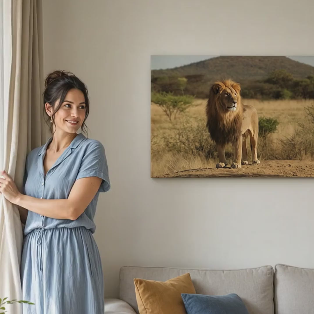 Pittura murale ANIMALI. Decor moderno da parete, quadro su tela per il soggiorno, una donna ammira l'opera in un interno elegante luminoso. Papilora (XOBZV008E11).