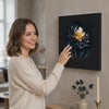 Decorazione di design su tela Tentazione scura 100x100 cm. Decor moderno da parete, quadro su tela per il soggiorno, una donna ammira l'opera in un interno elegante luminoso. Papilora (XOBMDFL008E1).