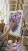 Quadro murale dipinto CUORE 1 parte - 60x60 cm. Dipinto a mano originale su tela, decor autentico per interni, una donna ammira l'opera in un interno elegante luminoso. Papilora — Crafted for Home (CFAZH4250E1).