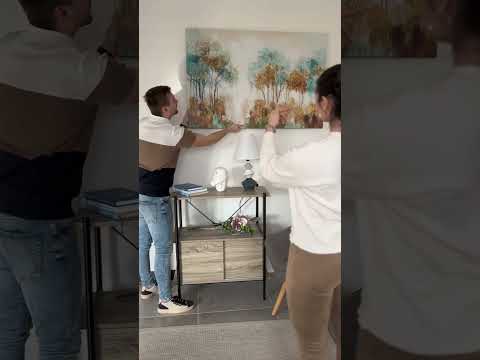 Pittura di farfalla che vola sul prato