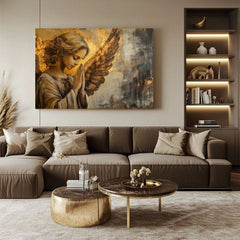 Quadro con angelo Preghiera di luce in un elegante soggiorno moderno, tela artigianale con dettagli in foglia oro per un arredo di lusso.