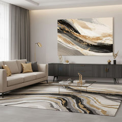 Quadro di astrazione beige e nera con onde dorate in soggiorno sopra la cassettiera