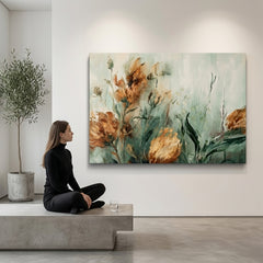 Quadro floreale astratto appeso sopra una consolle in un soggiorno moderno, stile minimalista con decorazioni naturali e atmosfera calda.