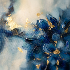 Dettaglio macro delle pennellate impasto dipinte a mano con colori acrilici, texture in rilievo su tela artistica.