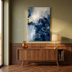 Quadro astratto moderno con onde blu appeso in un elegante soggiorno sopra una console, arredamento di design.