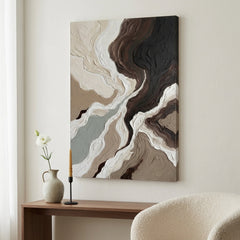 Quadro moderno con paesaggio astratto appeso in un elegante soggiorno sopra una consolle, stile arredamento contemporaneo.