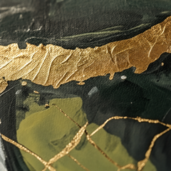 Dettaglio macro della texture impasto e della foglia oro su tela, arte artigianale di alta qualità.
