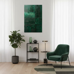 Quadro astratto verde smeraldo in un soggiorno luminoso sopra la mensola