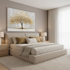 Quadro albero dorato in camera da letto beige sopra il letto