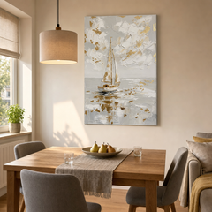 Quadro moderno con barca a vela appeso nel soggiorno sopra una console in legno, decorazione murale elegante e minimalista per la casa.