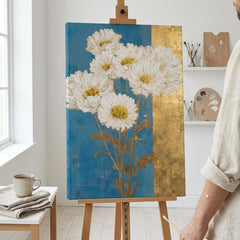 Artista nel laboratorio Papilora al lavoro su un quadro di margherite bianche, illuminato dalla luce naturale per la massima precisione.