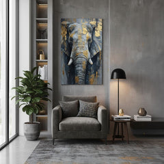 Quadro elefante con accenti dorati in soggiorno accanto a poltrona grigia e lampada