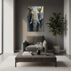 Quadro elefante con accenti dorati sopra la poltrona e il tavolino