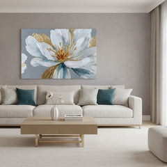 Quadro di un fiore bianco con petali blu e dorati in soggiorno sopra il divano