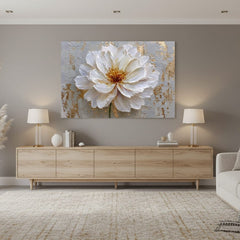 Quadro con fiore bianco su sfondo oro-grigio sopra una cassettiera in legno