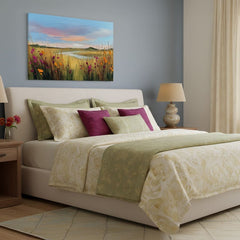 Quadro prato con fiori selvatici in camera da letto sopra il letto