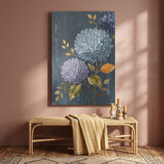 Quadro con ortensie appeso in un moderno soggiorno di design, sopra una console in legno con vaso e candela.