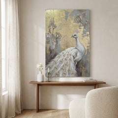 Quadro moderno con pavone bianco appeso in un soggiorno elegante, sopra una console in legno con decorazioni.