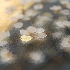 Quadro di un bouquet astratto di fiori bianchi in un atelier artistico – Papilora Premium Art.