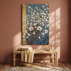 Quadro di un bouquet astratto di fiori bianchi in un soggiorno moderno – mockup d'interni, Papilora.