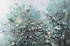 Dettaglio del quadro dipinto a mano su tela, motivo alberi e natura in tonalità bianco-blu, 140x70 cm, con texture visibile, per un tocco artistico.