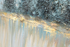 Quadro dipinto a mano su tela, motivo alberi e paesaggio in tonalità bianco-blu, 140x70 cm, vista laterale, evidenzia la profondità dei colori.