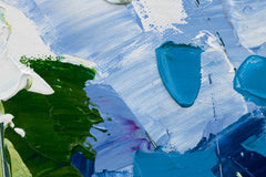 Dettaglio ravvicinato di un dipinto su tela ALBERI 140x70 cm, che mostra la ricchezza della pittura a mano e le sfumature di grigio e bianco.