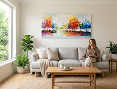 Elegante quadro su tela dipinto a mano con motivo ALBERI, dimensioni 140x70 cm, appeso in un moderno soggiorno con tonalità neutre.