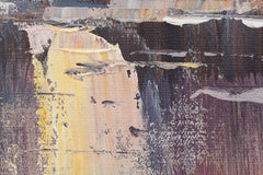 Primo piano della texture e dei colori del quadro 'Metropoli' 120x90 cm. Pennellate ricche di beige, marrone e oro che catturano la luce.