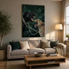 Elegante quadro con due felini selvaggi appeso sopra una console in legno in un moderno soggiorno, design raffinato per decorare le pareti di casa.