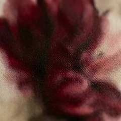 Dettaglio macro della texture su tela di cotone ARTMIE, si nota il rilievo della stampa floreale e la qualità dei pigmenti Papilora.