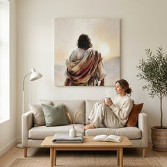 Quadro religioso di Gesù Cristo appeso in un elegante soggiorno moderno, posizionato sopra una console in legno con decorazioni minimaliste.