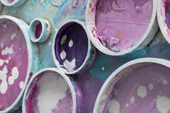 Macro dettaglio del quadro dipinto a mano con motivo a cuore di cerchi viola e rosa – texture visibile delle pennellate acriliche e rilievo, Papilora.