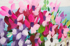 Dettaglio della pennellata sul quadro dipinto a mano con motivo di natura morta floreale al mare in colori pastello – primo piano sugli strati di colore.