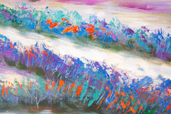 Dettaglio della pennellata sul quadro dipinto a mano con motivo paesaggio con campi di lavanda in colori pastello – primo piano sugli strati di colore.