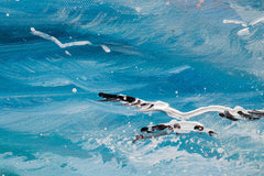 Dettaglio della pennellata sul quadro dipinto a mano con motivo mare in tempesta nei colori blu e bianco – vista ravvicinata degli strati di colore.