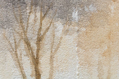 Dettaglio della pennellata sul quadro dipinto a mano con motivo paesaggio di alberi nei colori blu e marrone – primo piano sugli strati di colore.
