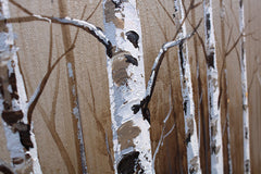Dettaglio della pennellata sul quadro dipinto a mano con motivo di betulle in una foresta marrone con tronchi bianchi – vista ravvicinata degli strati di colore.