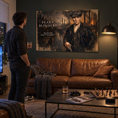 Dettaglio di un moderno soggiorno con quadro Peaky Blinders: un complemento d'arredo di classe che dona carattere e un tocco misterioso alla stanza.