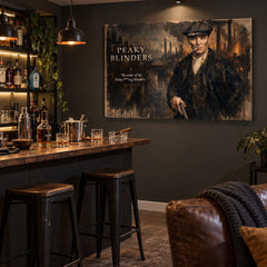 Stampa su tela Peaky Blinders posizionata sopra un elegante mobile bar di casa, ideale per creare un'atmosfera sofisticata e cinematografica nel soggiorno.