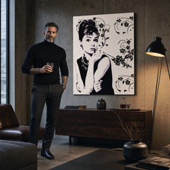 Quadro POP Art di Audrey Hepburn dipinto a mano ah5 – quadro in un moderno interno maschile, visualizzazione lifestyle. Colori dominanti: nero, bianco, viola.