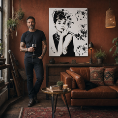 Quadro POP Art di Audrey Hepburn dipinto a mano ah6 – quadro in un moderno interno maschile, visualizzazione lifestyle. Colori dominanti: nero, grigio, rosa.