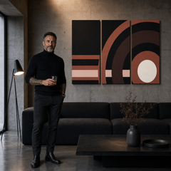 Quadro POP Art dipinto a mano ABSTRAKT 3 pezzi abstr2 – quadro in un moderno interno maschile, visualizzazione lifestyle. Colori dominanti: nero, marrone, rosa, beige.