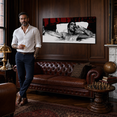 Quadro POP Art dipinto a mano AL PACINO 1 pezzo al21 – quadro in un moderno interno maschile, visualizzazione lifestyle. Colori dominanti: nero, rosso, bianco.