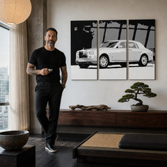 Quadro POP Art dipinto a mano BENTLEY 3 pezzi piegato – quadro in un moderno interno maschile, visualizzazione lifestyle. Colori dominanti: bianco, nero, grigio.