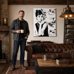Quadro POP Art dipinto a mano Sconto -15% Audrey Hepburn ah4 – quadro in un moderno interno maschile, visualizzazione lifestyle. Colori dominanti: nero, bianco, grigio.