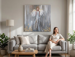 Quadro su tela con angelo in stile Art Deco, appeso in un soggiorno moderno, atmosfera serena e spirituale, decorazione d'interni di lusso.