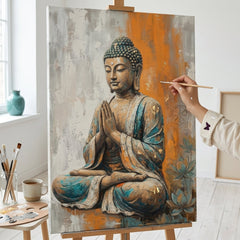Artista nel laboratorio Papilora al lavoro su un quadro del Buddha in meditazione, illuminazione naturale per un'opera d'arte artigianale di qualità.