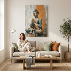 Quadro del Buddha seduto in meditazione appeso sopra una credenza in un moderno soggiorno, decorazione zen per un ambiente rilassante e armonioso.